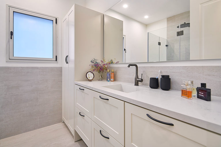 מקלחת מפנקת בעיצוב יוקרתי לבת בבית פרטי ברחובות